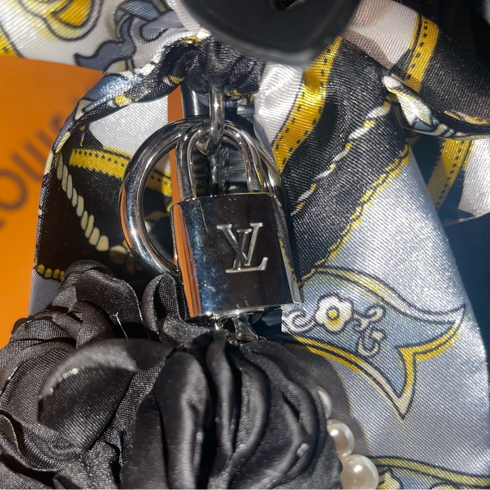 ⭐️FALL SALE⭐️ Louis Vuitton Black Epi Lockit Vertical Satchel - Picture 11 of 16